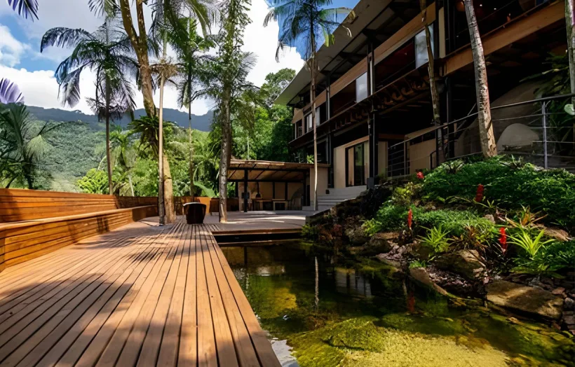 Casa Ague — spacious villa over a pond